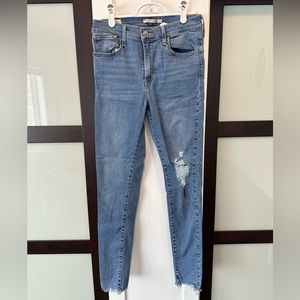 Levi’s skinny Jean 720 with rips at the knee light blue denim size 28